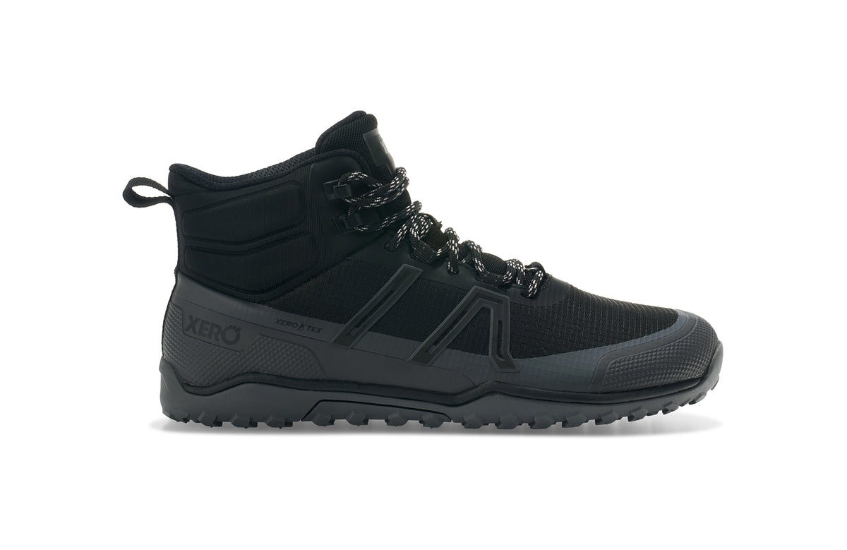 Xero Shoes Scrambler Mid WP Black – vattentät barfotakänga i svart med grovt mönstrad yttersula, bred tåbox och lätt konstruktion för terräng och vandring i alla väder.