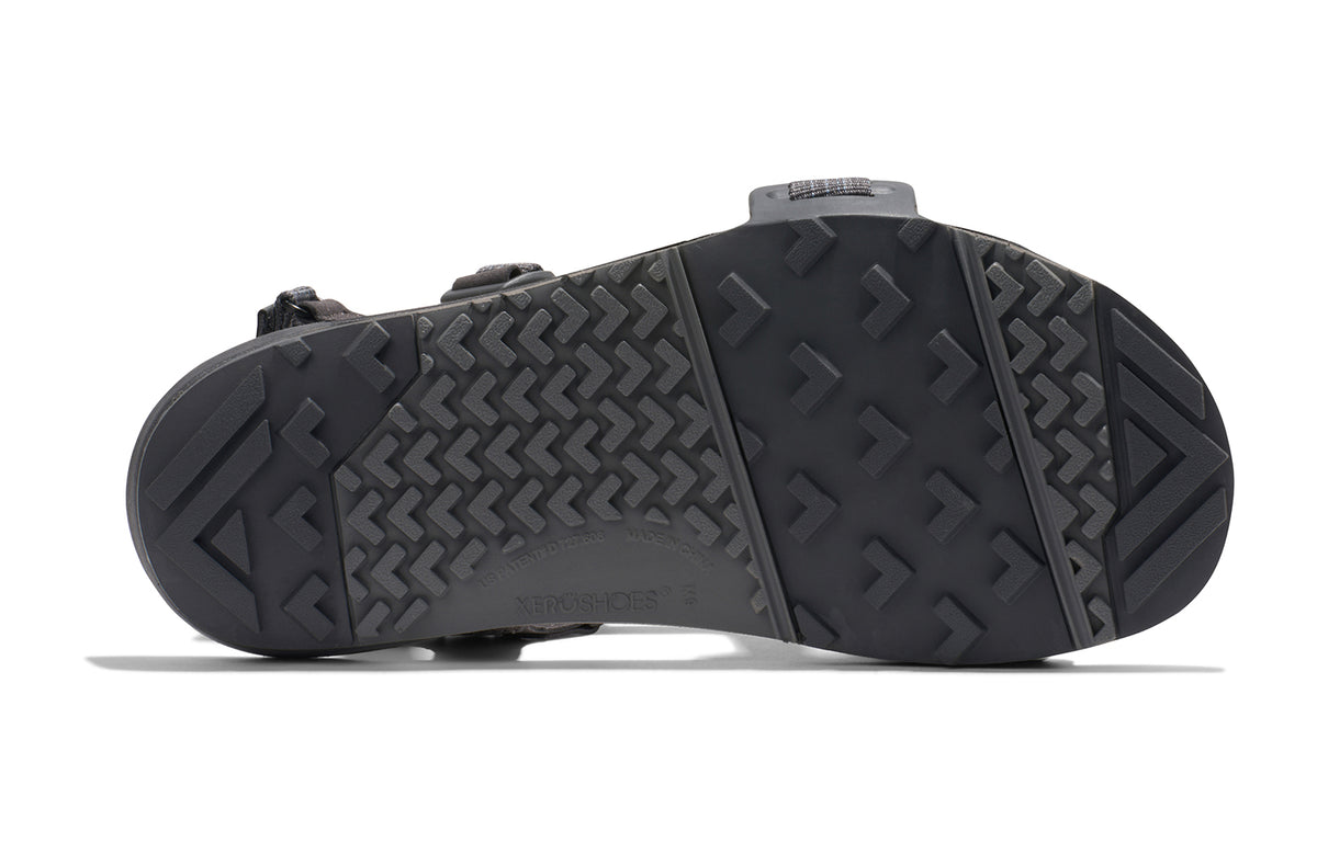 Undersidan av Xero Shoes Z-Trail EV barfotasko i färgen Steel Gray/Asphalt – minimalistisk sport- och vandringssandal med justerbara remmar, lättviktig konstruktion och flexibel sula för naturlig rörelsefrihet.
