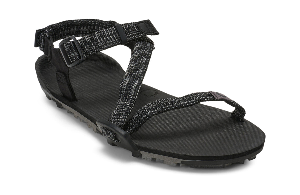 Z-Trail EV sandal från Xero Shoes i färgen Multi-Black – visad från sidan i en diagonal vinkel som framhäver den lätta och flexibla konstruktionen med justerbara remmar.