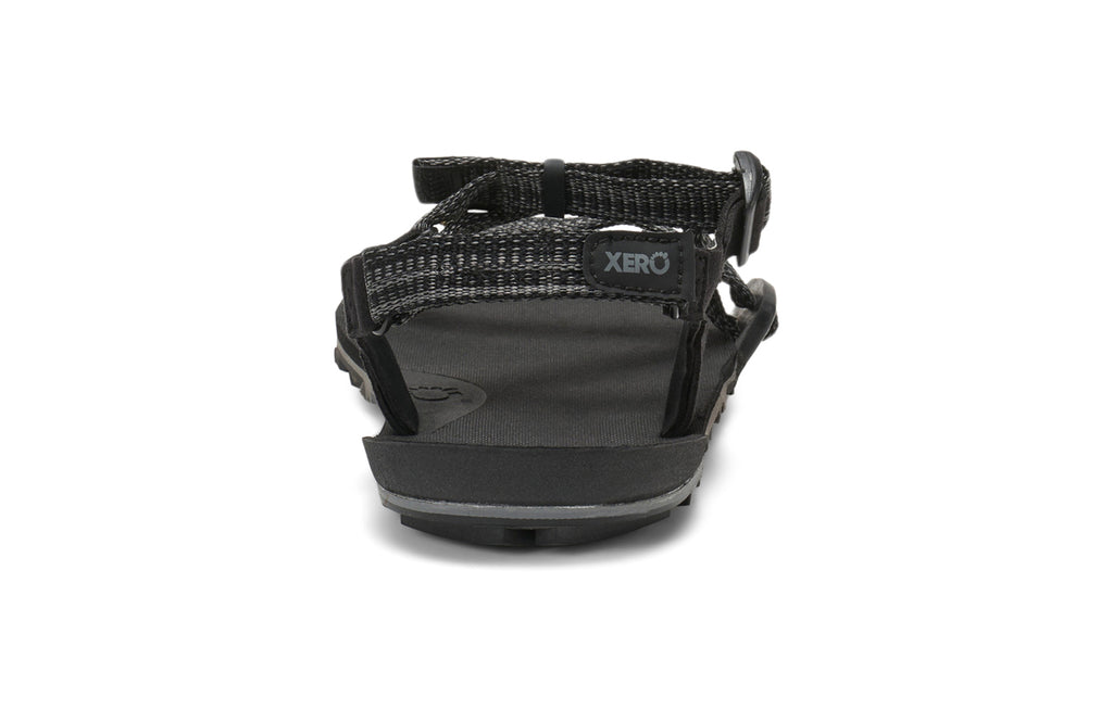 Baksidan av Z-Trail EV sandalen från Xero Shoes i färgen Multi-Black – visar hälremmens design och den strukturerade yttersulan med greppvänligt mönster.