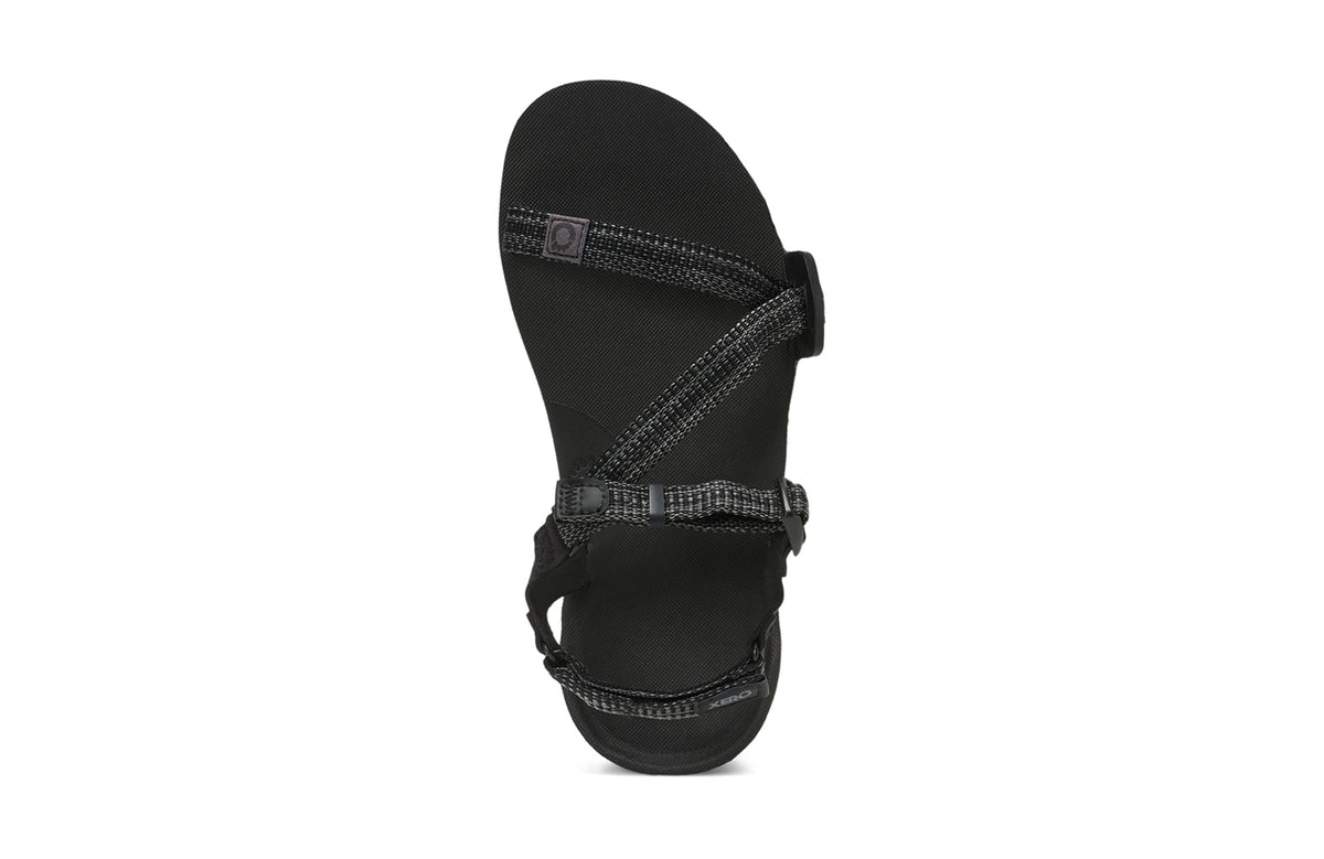 Produktbild av Z-Trail EV sandalen från Xero Shoes i färgen Multi-Black – visar hälremmens design och den strukturerade yttersulan med greppvänligt mönster.