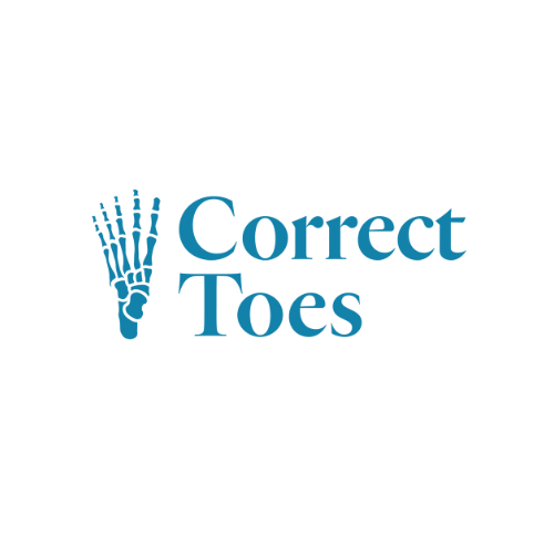 Correct Toes-logotyp i blått med texten 'Correct Toes' och en stiliserad illustration av ett skelettfotavtryck till vänster.
