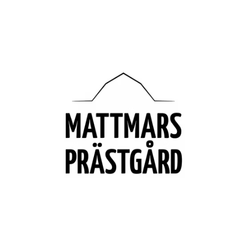 Logotyp för Mattmars Prästgård i svart, med minimalistisk linjeillustration av en hustakssiluett ovanför namnet.