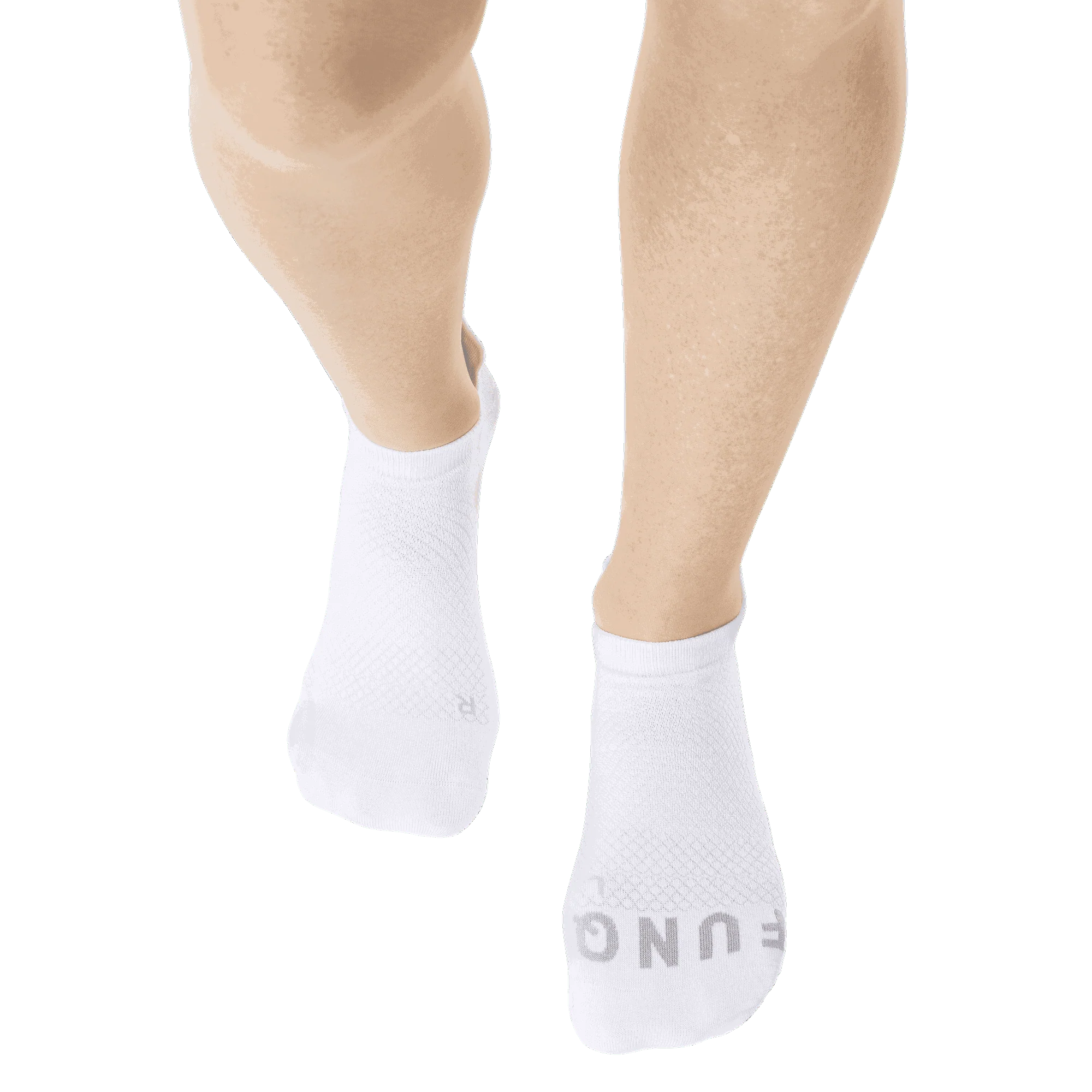 Närbild bakifrån på ett par fötter med vita Funq Wear ankelstrumpor, designade för barfotaskor och optimal rörelsefrihet.