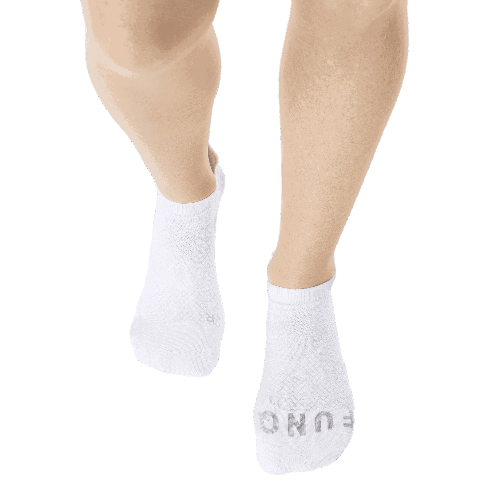 Närbild bakifrån på ett par fötter med vita Funq Wear ankelstrumpor, designade för barfotaskor och optimal rörelsefrihet.
