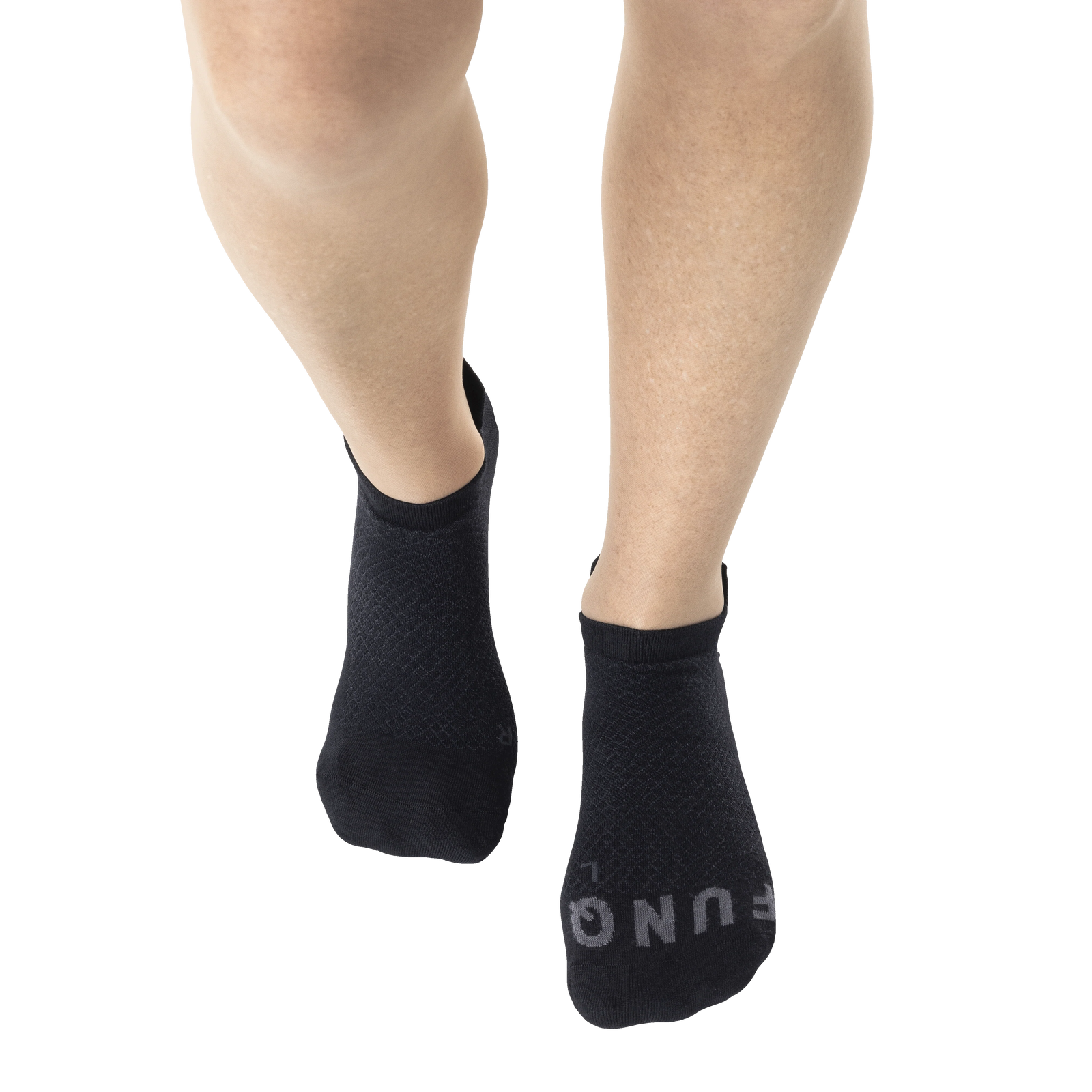 Närbild bakifrån på ett par fötter med svarta Funq Wear ankelstrumpor, designade för barfotaskor och optimal rörelsefrihet.