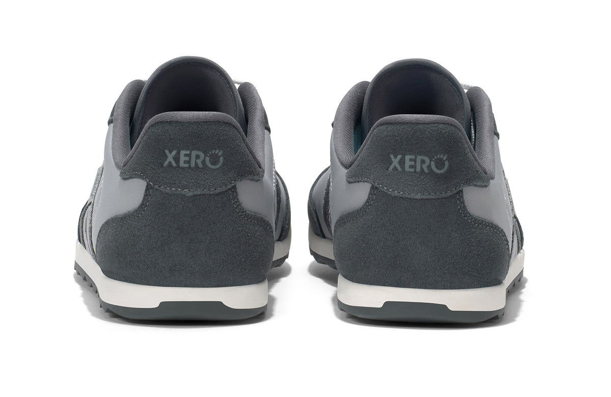 Barfotasko Xero Shoes Wynn i färgen Alloy/Steel Gray. En stilren vardagssko med bred tåbox, noll drop och ovandel i ventilerande mesh och mockadetaljer. Designad för komfort med naturlig fotrörelse.