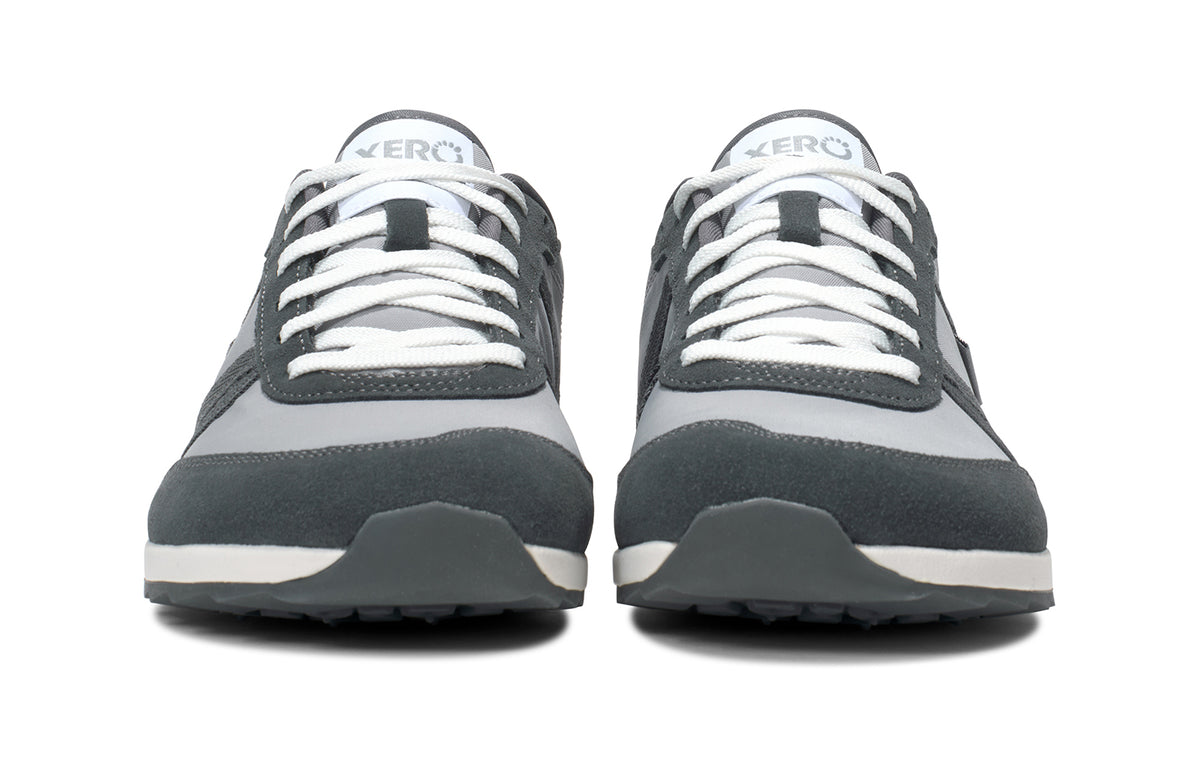 Barfotasko Xero Shoes Wynn i färgen Alloy/Steel Gray. En stilren vardagssko med bred tåbox, noll drop och ovandel i ventilerande mesh och mockadetaljer. Designad för komfort med naturlig fotrörelse.