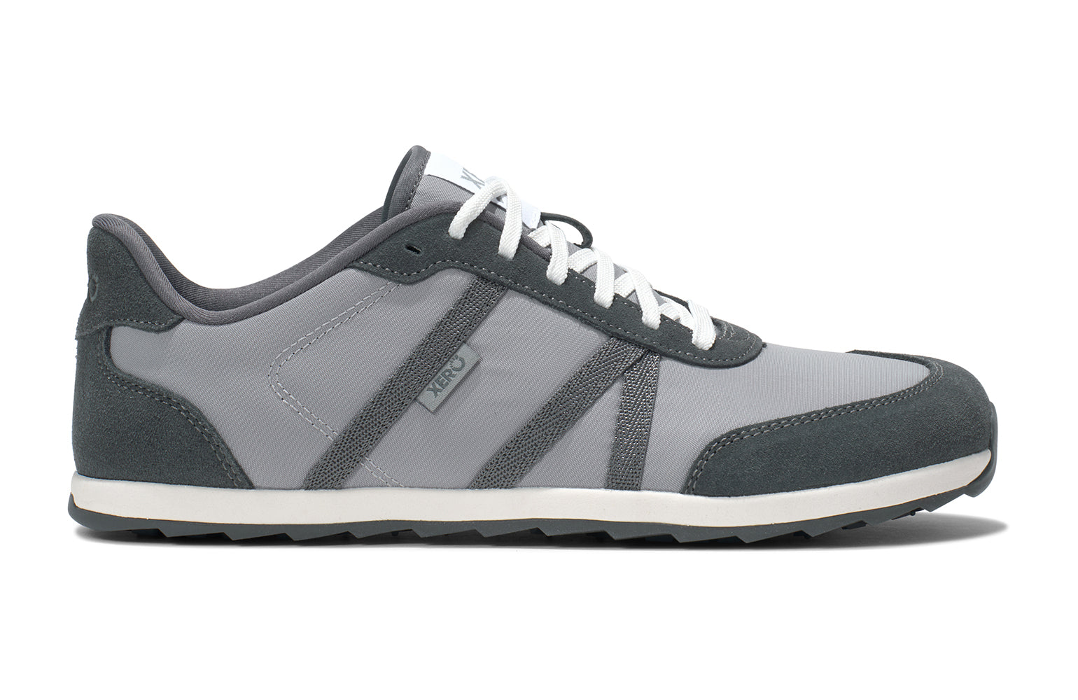 Barfotasko Xero Shoes Wynn i färgen Alloy/Steel Gray. En stilren vardagssko med bred tåbox, noll drop och ovandel i ventilerande mesh och mockadetaljer. Designad för komfort med naturlig fotrörelse.