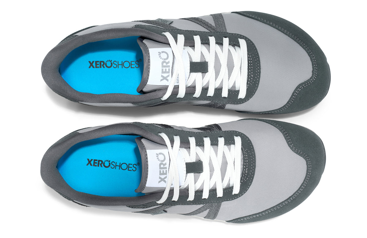 Barfotasko Xero Shoes Wynn i färgen Alloy/Steel Gray. En stilren vardagssko med bred tåbox, noll drop och ovandel i ventilerande mesh och mockadetaljer. Designad för komfort med naturlig fotrörelse.