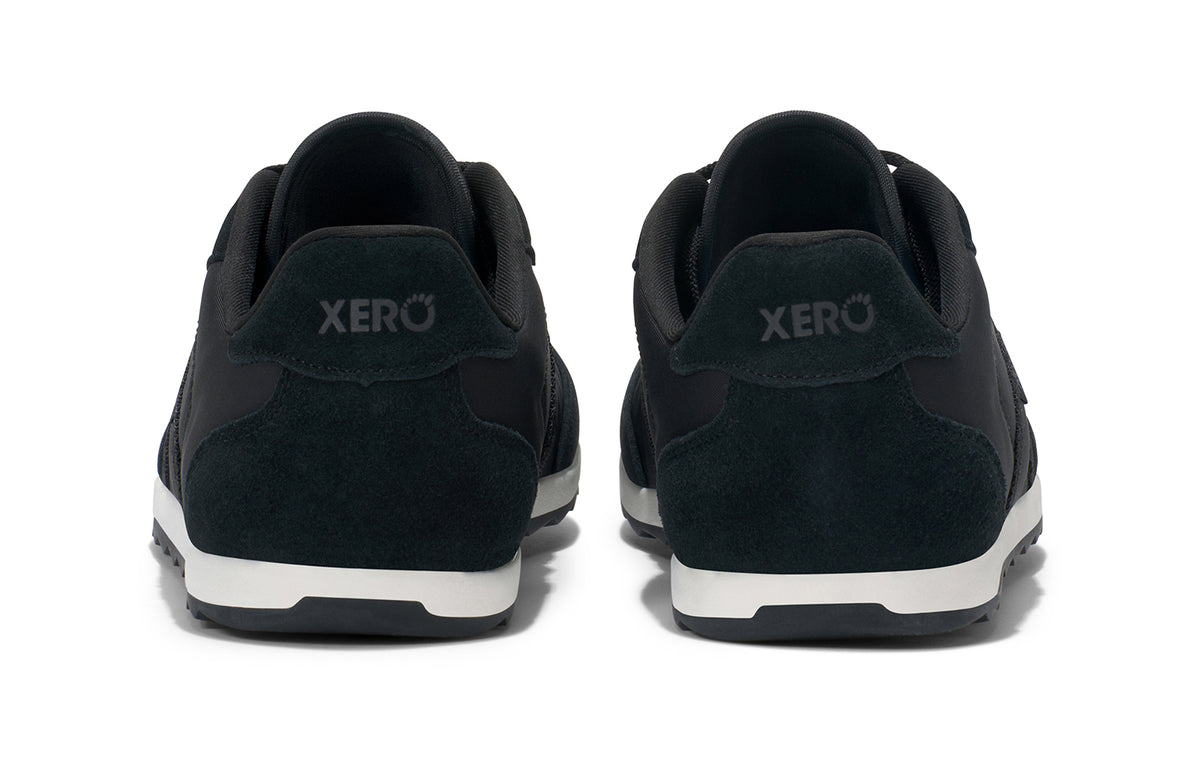 Baksidan av Xero Shoes Wynn Black – minimalistisk barfotasko i svart med retrodesign, bred tåbox och noll drop för naturlig rörelse och komfort