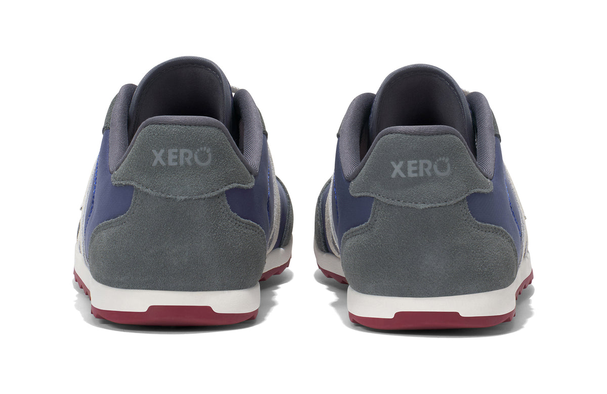 Baksidan av Xero Shoes Wynn Blue/Gray/Red – retroinspirerad barfotasko med bred tåbox, flexibel yttersula och minimalistisk design i blått, grått och rött för naturlig komfort i vardagen."