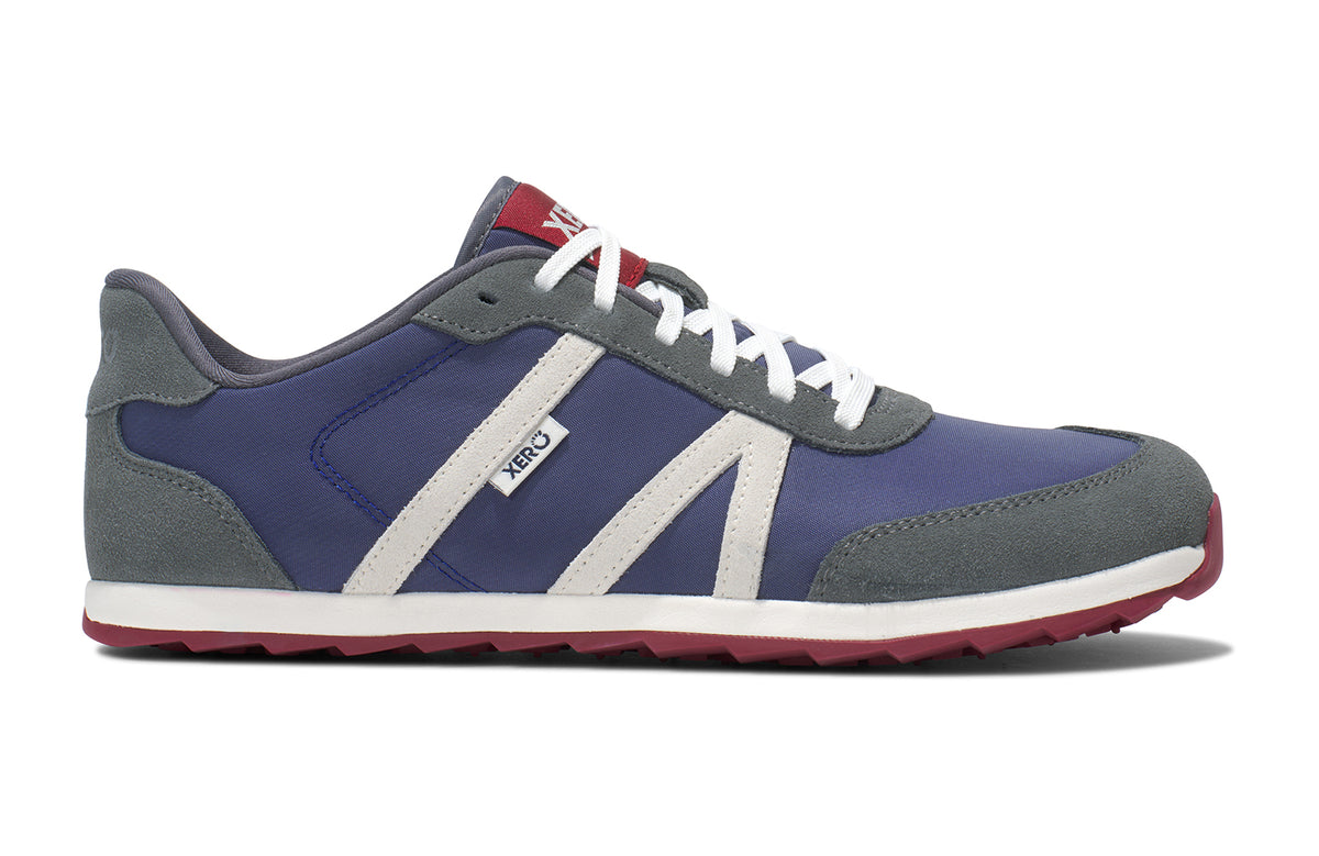 Xero Shoes Wynn Blue/Gray/Red – retroinspirerad barfotasko med bred tåbox, flexibel yttersula och minimalistisk design i blått, grått och rött för naturlig komfort i vardagen."