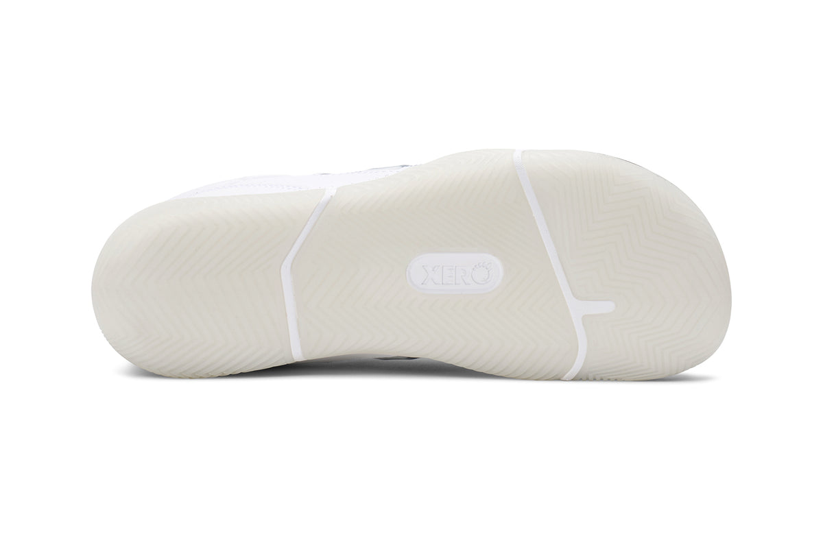 Bild på undersidan av Xero Shoes X1 Low herrsko i vitt – minimalistisk barfotasko med noll drop, bred tåbox och lätt, flexibel konstruktion för naturlig löpning och vardagsbruk.