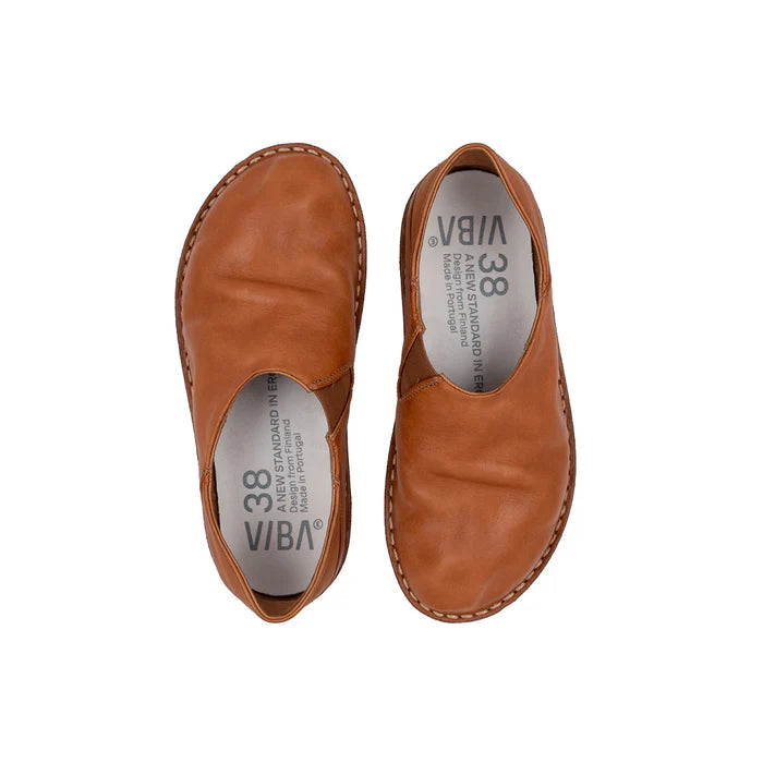 VIBA Zuma barfotaskor i cognacfärgat läder, fotograferade uppifrån. Modellen har bred tåbox, ergonomisk passform och är tillverkad i läder – designade för komfort och fri rörlighet.
