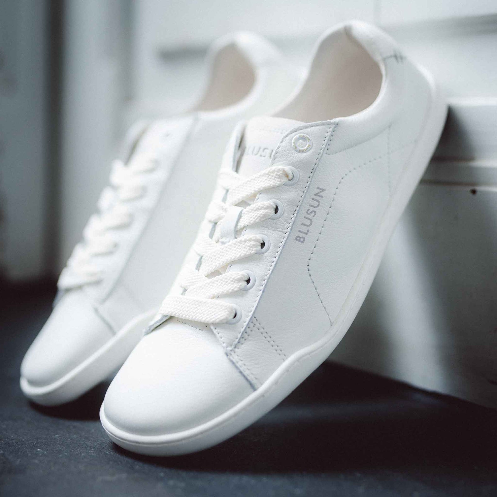 Vit minimalistisk barefoot-sneaker för herr från Blusun– stilren design i mjukt läder med bred tåbox, tunn flexibel sula och klassisk snörning för naturlig rörelsefrihet i vardagen.