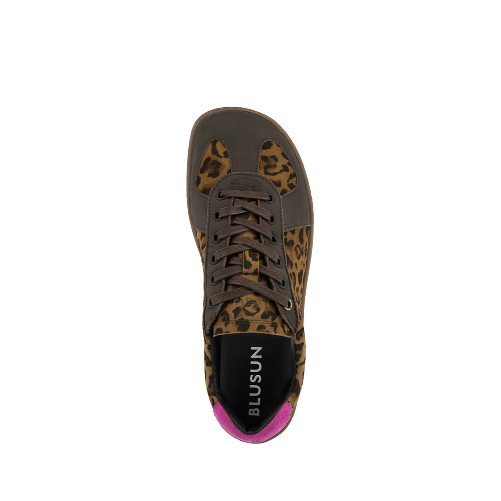 Blusun BLSN‑200W sneaker i leopardmönster med bruna detaljer, platt sula och rosa hälparti – barfotasko för naturlig gång.