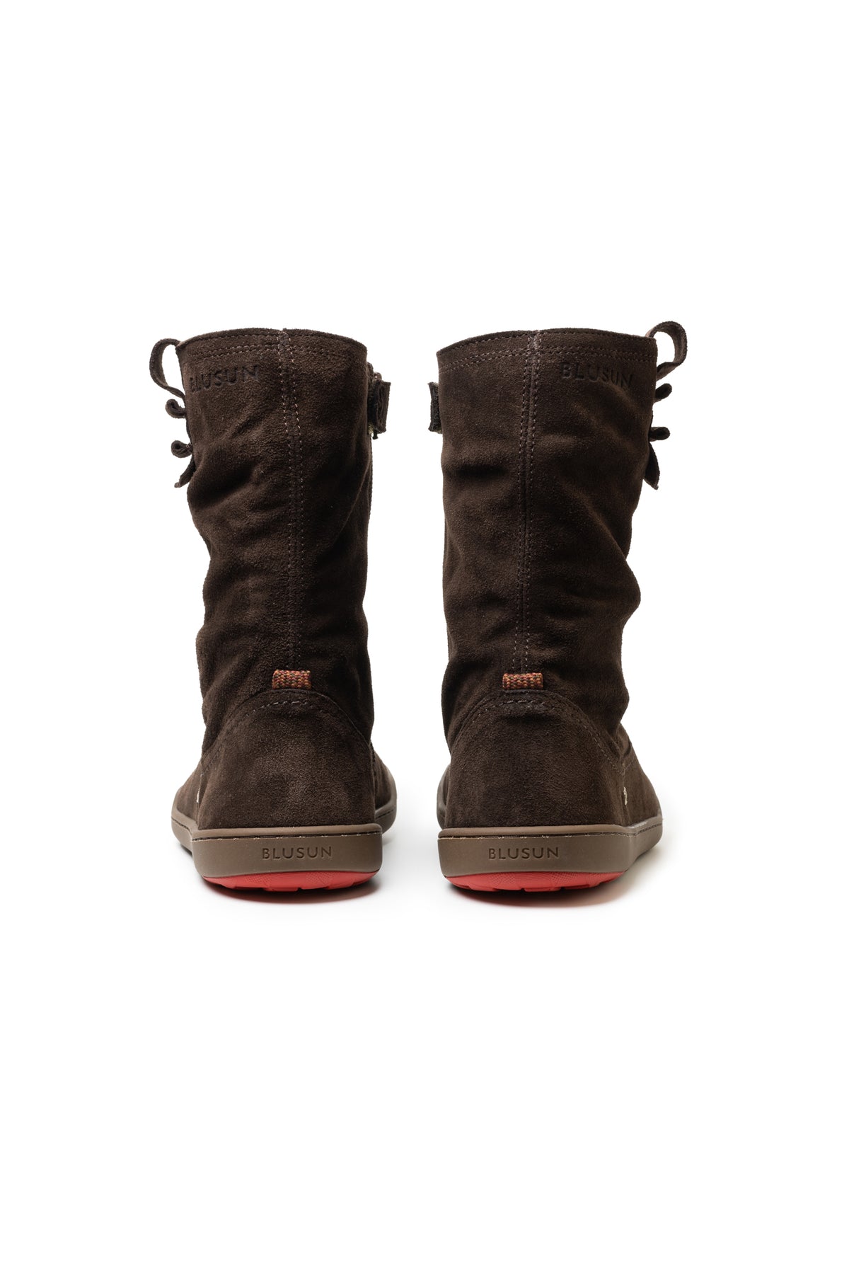Bruna Blusun-stövlar sedda bakifrån, med logotypen på hälen och röd detalj under sulan.