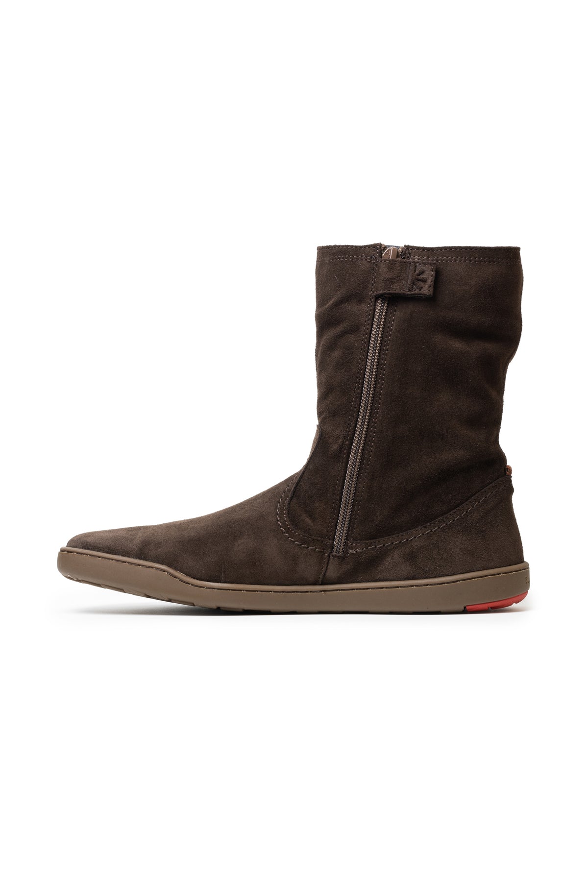 Brun Blusun-stövel i mocka, sedd från sidan med synlig öppning och svart innermaterial.