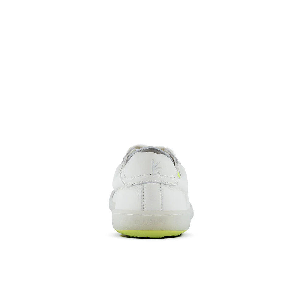 Baksida av Blusun barfotasko BLSN-500W White – minimalistisk design med ljus reflexdetalj och neonfärgad sula för stil och synlighet.
