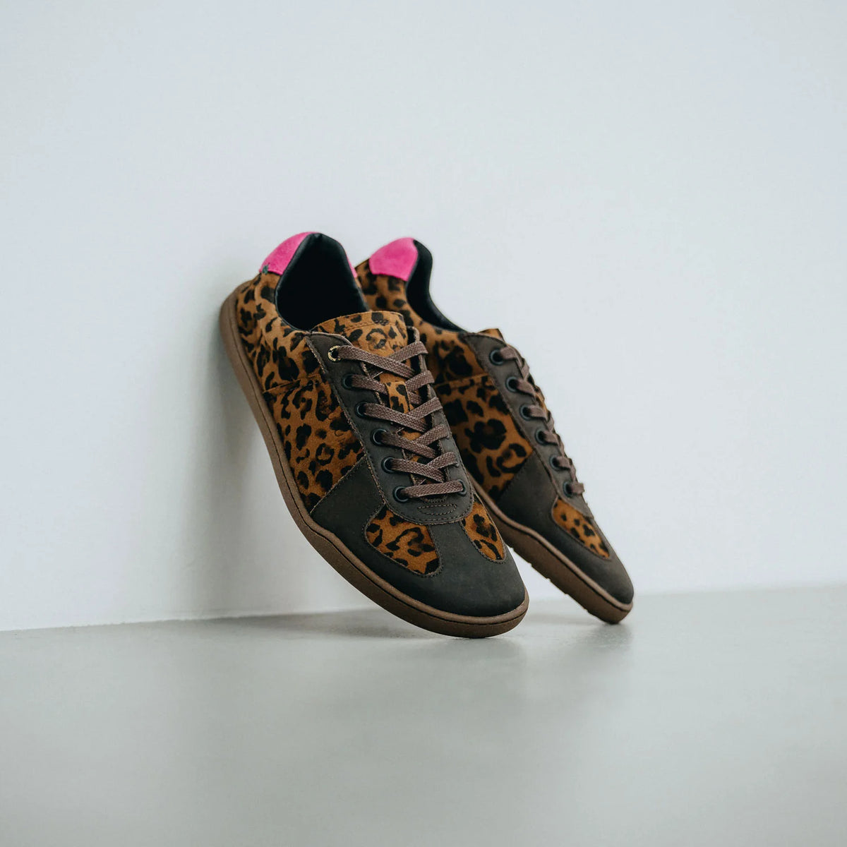 Blusun BLSN‑200W sneakers i leopardmönster med bruna detaljer, platt sula och rosa hälparti – barfotasko för naturlig gång."