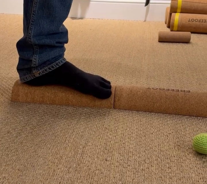 Balansträning på Footforge – korkblocken lagda som balansbom