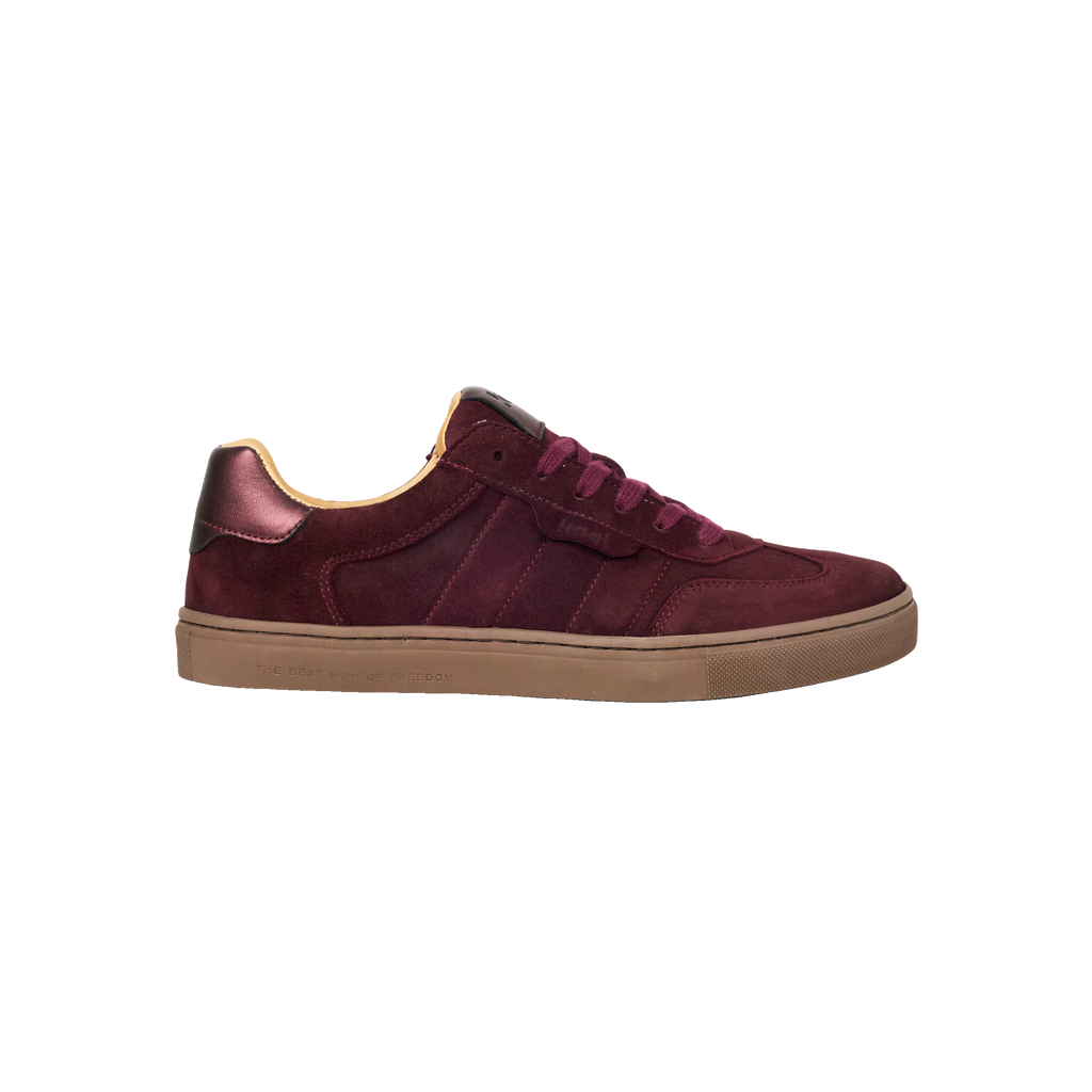 Koel Helena Suede Dam Bordo – barfotasneaker i vinröd mocka med bred tåbox, sidovy