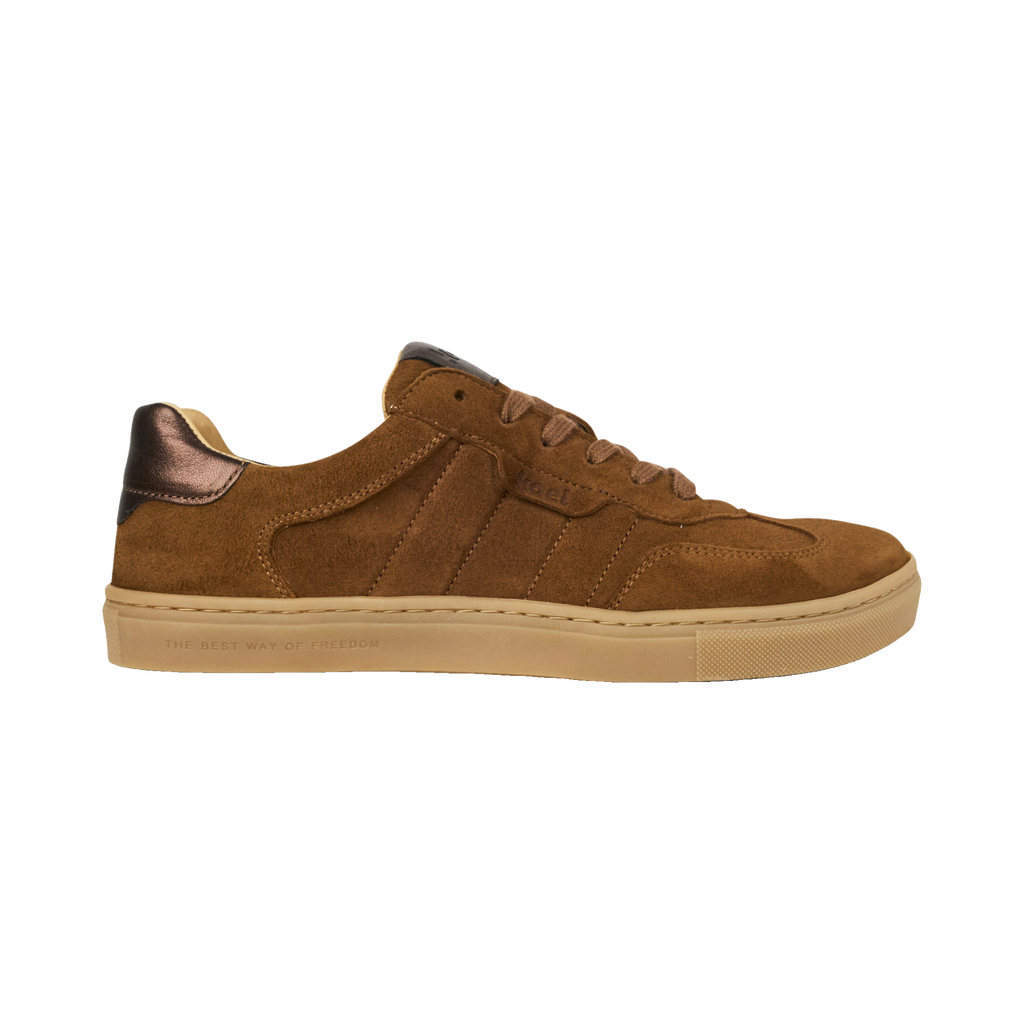 Koel Helena Suede Dam Cognac – barfotasneaker i cognacfärgad mocka med bred tåbox, sidovy
