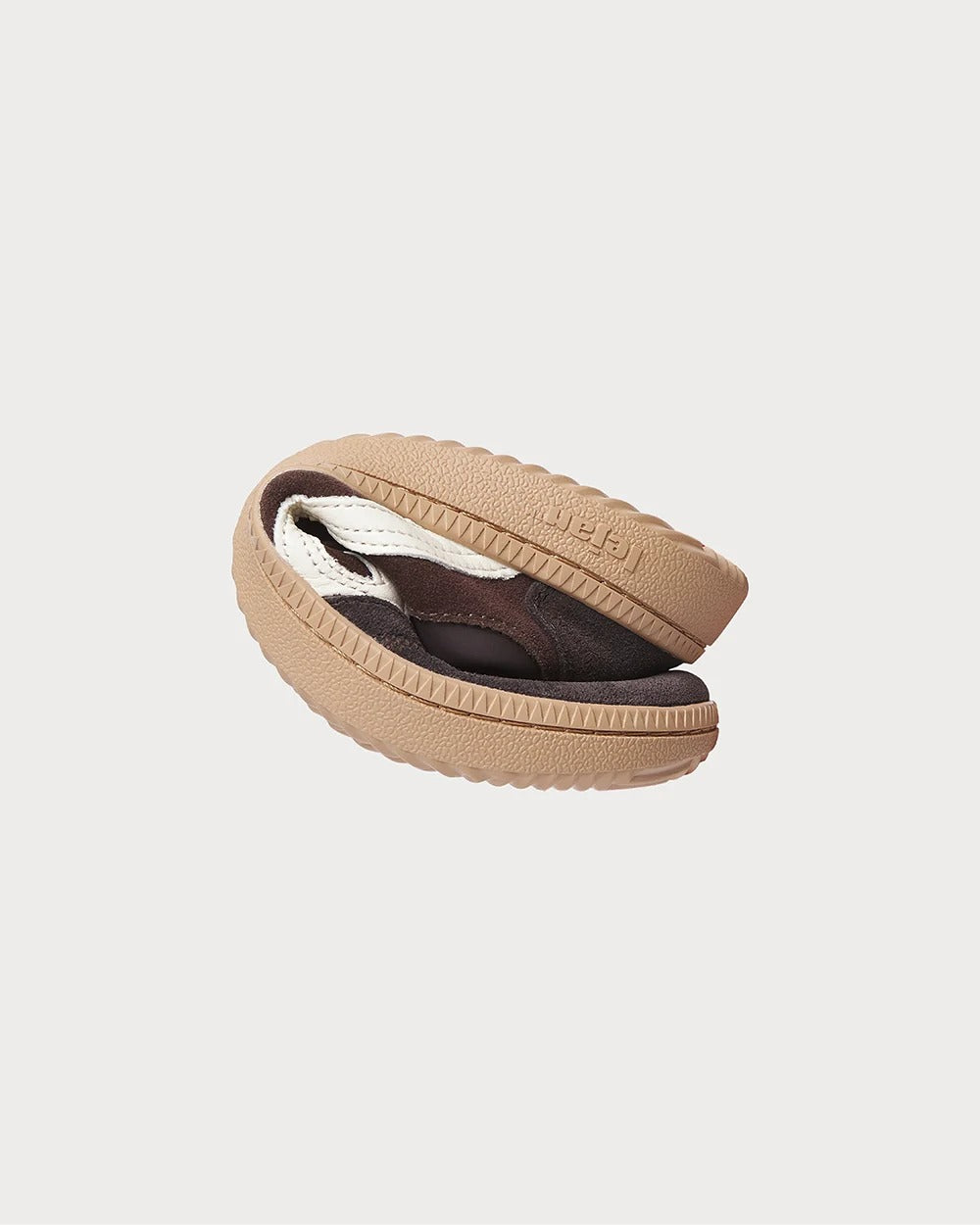 Lejan One Unisex Chocolate böjd på mitten – visar den flexibla barfotasulan