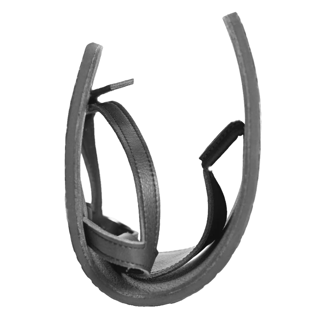 Lonnies barfotasko Lux Little Black i rullad position. Bilden visar sandalens extrema flexibilitet, där sulan är böjd i en U-form för att demonstrera dess smidighet och följsamhet – ett kännetecken för minimalistiska barfotaskor.