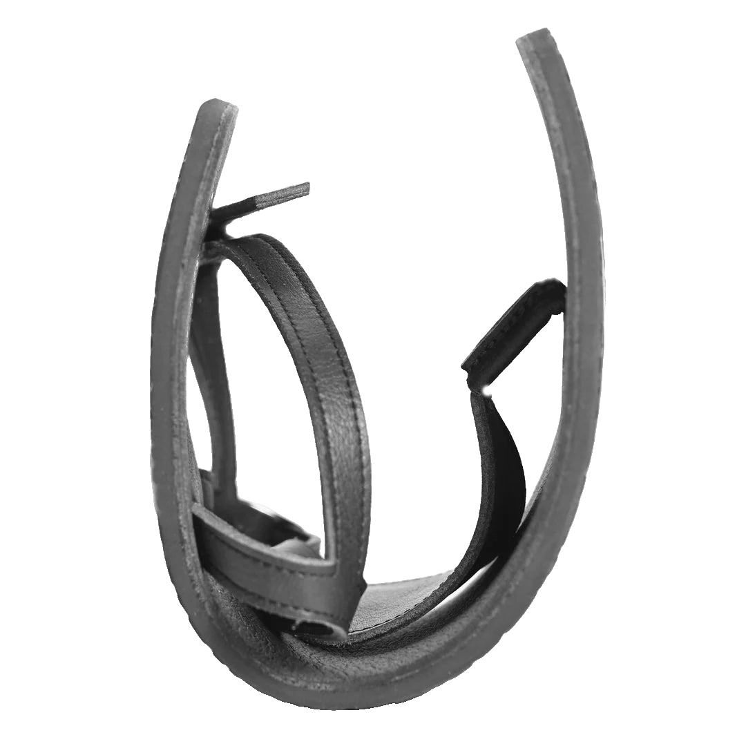 Lonnies barfotasko Lux Little Black i rullad position. Bilden visar sandalens extrema flexibilitet, där sulan är böjd i en U-form för att demonstrera dess smidighet och följsamhet – ett kännetecken för minimalistiska barfotaskor.