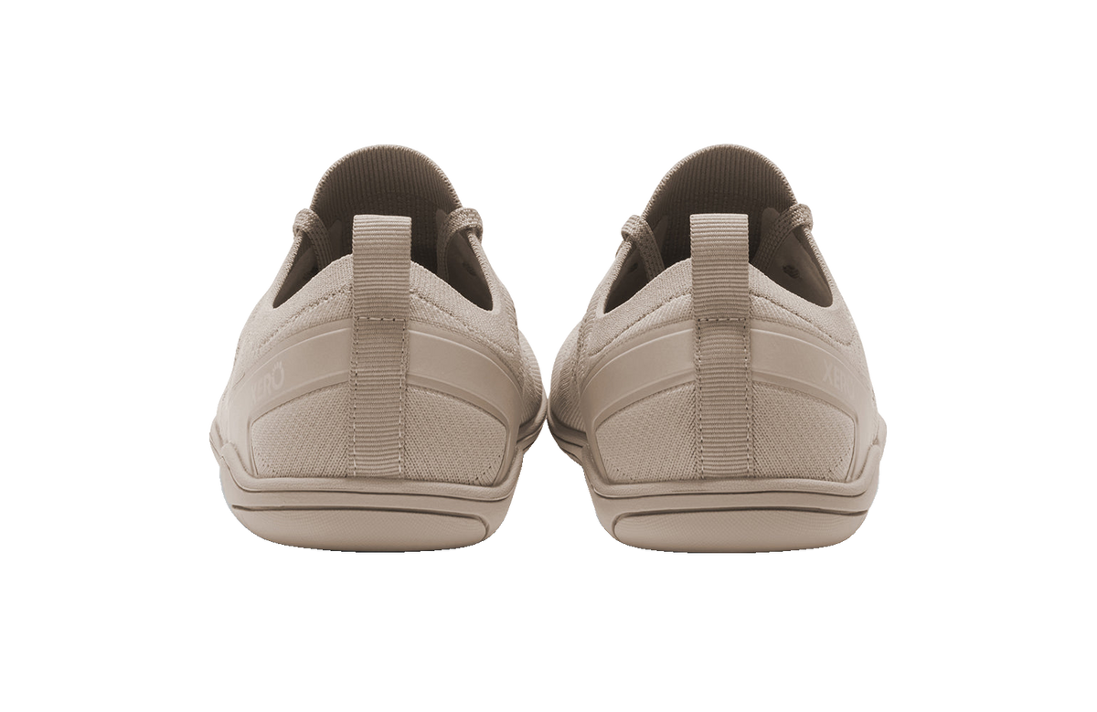 Baksidan av Xero Shoes Nexus Knit Silver Lining – stilren barfotasko i stickad beige mesh med bred tåbox, flexibel yttersula och noll drop för naturlig fotrörelse i vardagen