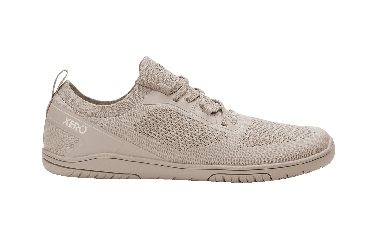 Xero Shoes Nexus Knit Silver Lining – stilren barfotasko i stickad beige mesh med bred tåbox, flexibel yttersula och noll drop för naturlig fotrörelse i vardagen