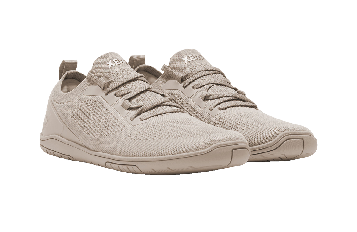 Xero Shoes Nexus Knit Silver Lining – stilren barfotasko i stickad beige mesh med bred tåbox, flexibel yttersula och noll drop för naturlig fotrörelse i vardagen