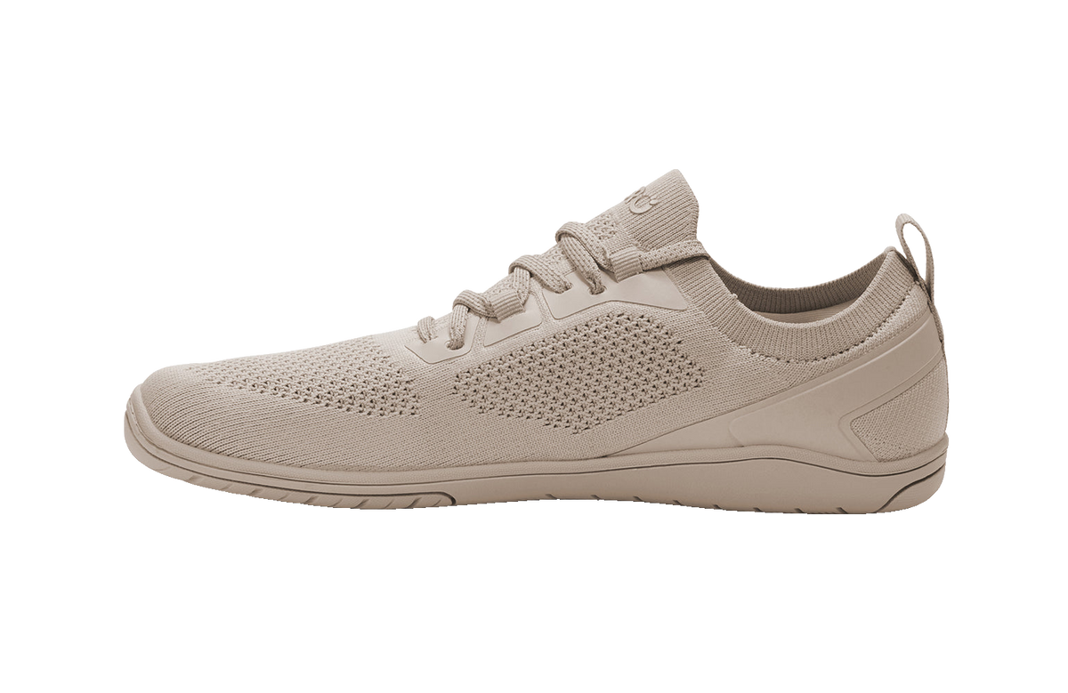 Xero Shoes Nexus Knit Silver Lining – stilren barfotasko i stickad beige mesh med bred tåbox, flexibel yttersula och noll drop för naturlig fotrörelse i vardagen