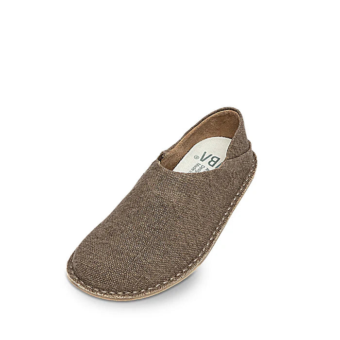 VIBA Zuma barfotaskor i färgen Linen Oak. Modellen har bred tåbox, ergonomisk passform och är tillverkad i naturfärgat linne – designade för komfort och fri rörlighet.