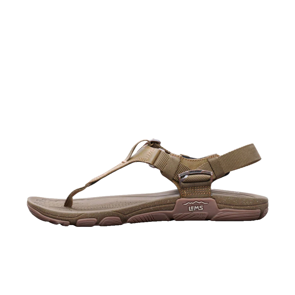Lems Shoes Switchback Sandal Unisex Sandstorm sandal, sedd snett framifrån