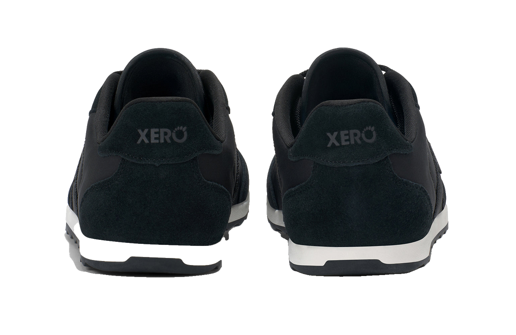Baksidan av Xero Shoes Wynn Black – minimalistisk barfotasko i svart med retrodesign, bred tåbox och noll drop för naturlig rörelse och komfort