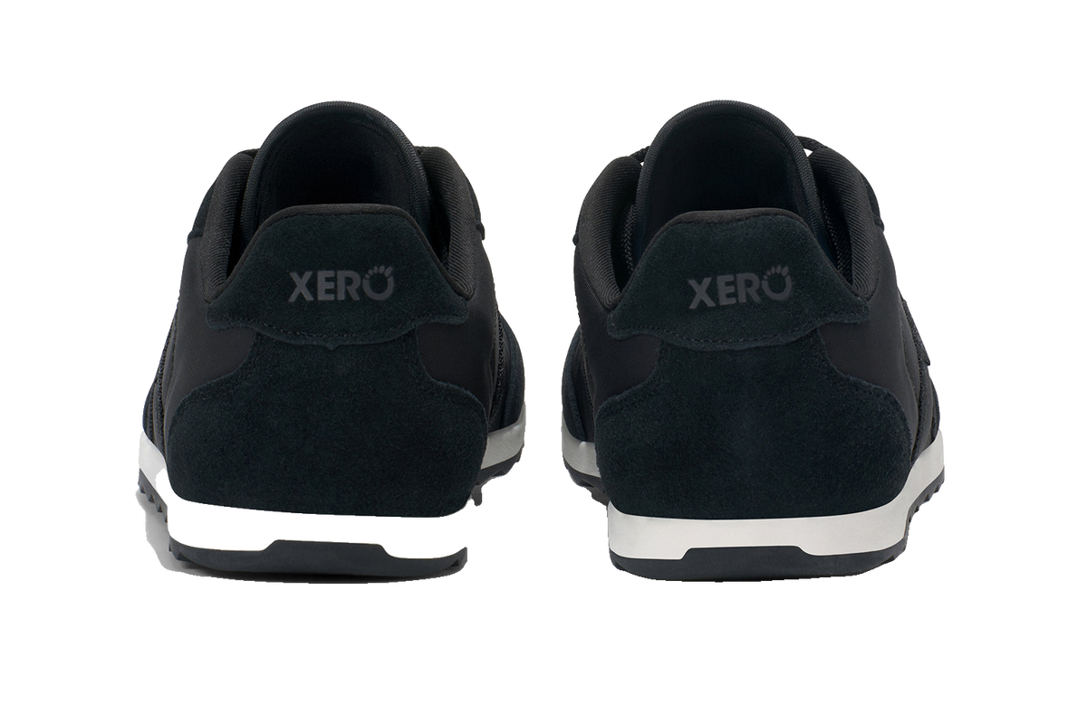 Baksidan av Xero Shoes Wynn Black – minimalistisk barfotasko i svart med retrodesign, bred tåbox och noll drop för naturlig rörelse och komfort