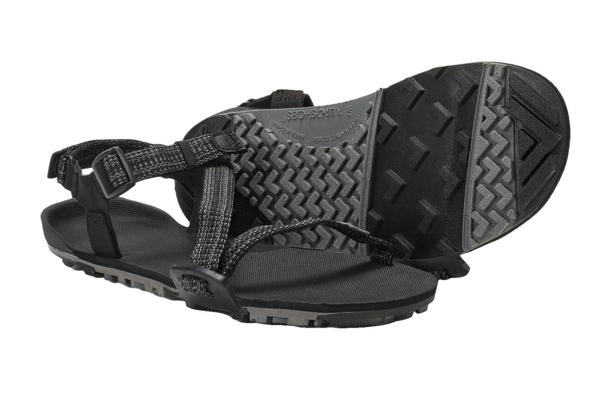 Produktbild av Z-Trail EV sandalen från Xero Shoes i färgen Multi-Black – visar hälremmens design och den strukturerade yttersulan med greppvänligt mönster.