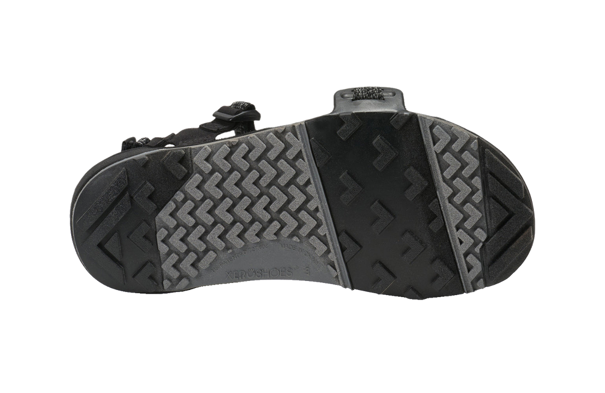 Undersidan av Z-Trail EV sandalen från Xero Shoes i färgen Multi-Black – visar hälremmens design och den strukturerade yttersulan med greppvänligt mönster.