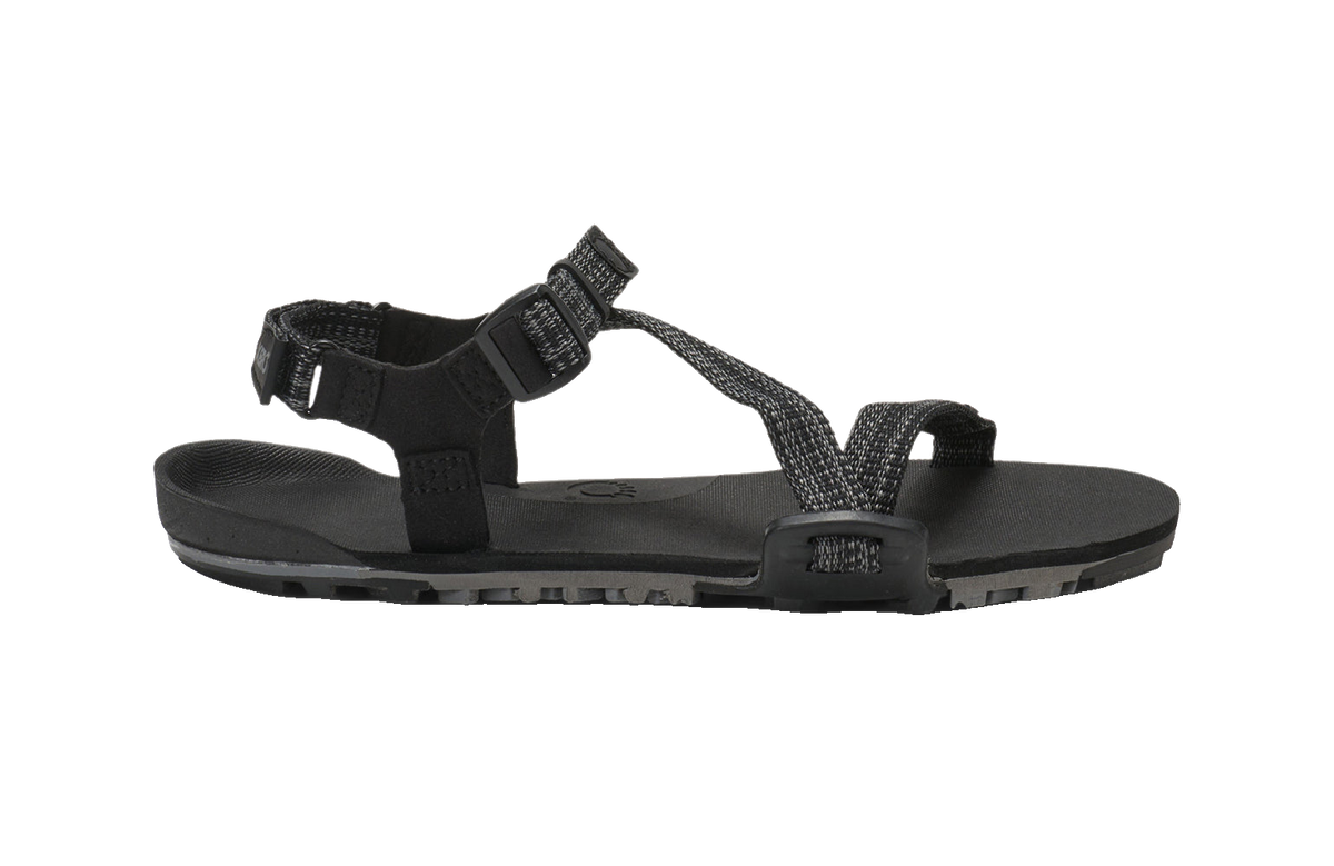 Produktbild av Z-Trail EV sandalen från Xero Shoes i färgen Multi-Black – visar hälremmens design och den strukturerade yttersulan med greppvänligt mönster.