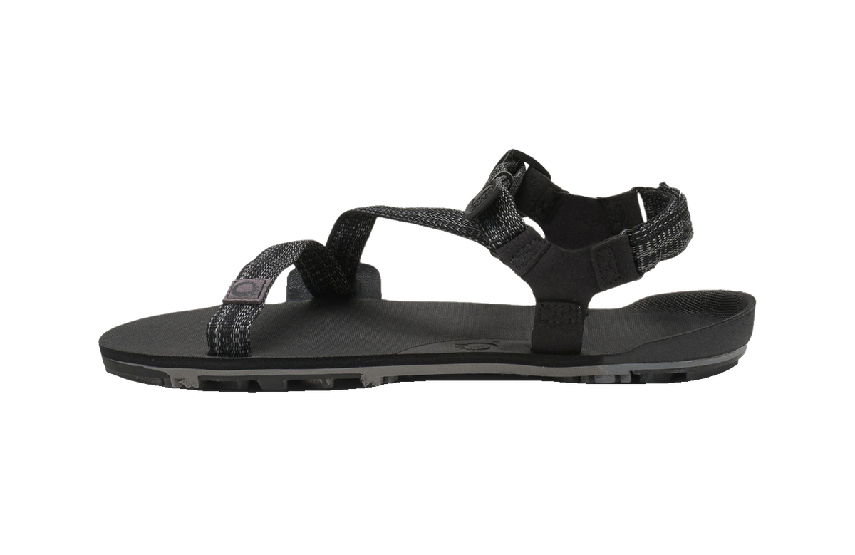 Produktbild av Z-Trail EV sandalen från Xero Shoes i färgen Multi-Black – visar hälremmens design och den strukturerade yttersulan med greppvänligt mönster.