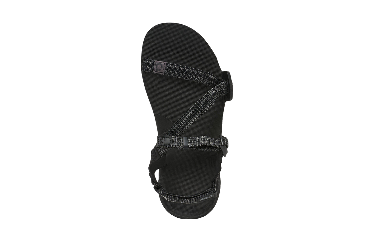 Produktbild av Z-Trail EV sandalen från Xero Shoes i färgen Multi-Black – visar hälremmens design och den strukturerade yttersulan med greppvänligt mönster.