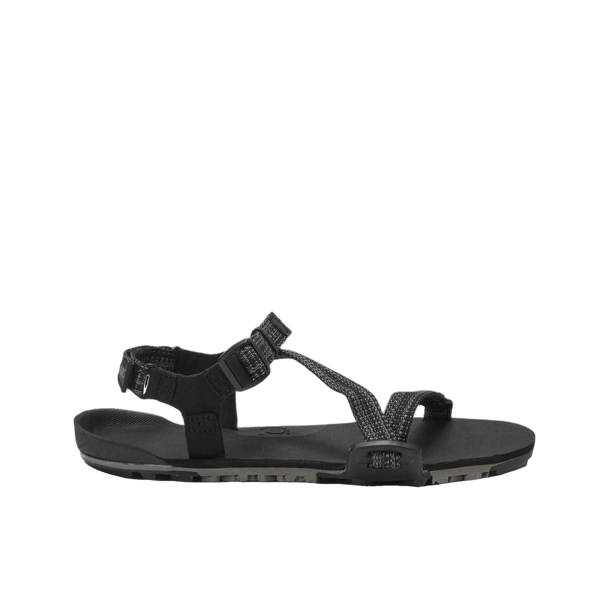 Produktbild av Z-Trail EV sandalen från Xero Shoes i färgen Multi-Black – visar hälremmens design och den strukturerade yttersulan med greppvänligt mönster.